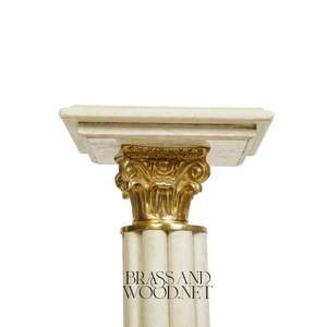 แท่นหินอ่อนสีขาวคลาสสิกพร้อมเสาแบบมีร่องและลวดลายทองเหลืองสไตล์วิคตอเรียน - Product Image 4