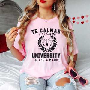 Camiseta Divertida para Mamá Latina en Español, Regalo para el Día de la Madre, Te Calmas O Te Calmo La Chancla, Universidad Chingona, Día de las Madres, Promocional - Product Image 1