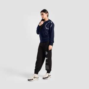 Sudadera con Capucha Regular Live Free Navy, Tejido Transpirable, Estilo Casual para Otoño - Product Image 4