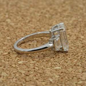 Anillo de diamante cultivado en laboratorio de plata de alta calidad 5,30 quilates corte esmeralda VVS2 E Color IGI certificado proveedor mayorista sostenible - Product Image 1