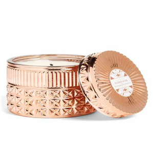 Un bougeoir en or avec un motif floral gravé et une bande avec le texte "IVORY PRIMROSE". - Product Image 2