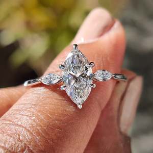Bague de fiançailles en diamant marquise avec sertissage à 3 pierres - Product Image 1