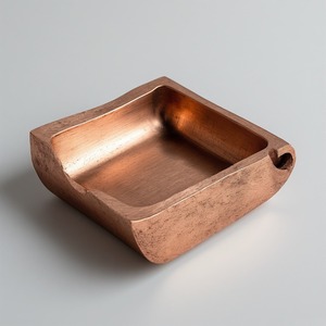 ที่เขี่ยบุหรี่โลหะทรงกลมแบบคลาสสิกพร้อมขอบแกะสลักที่เป็นมิตรกับสิ่งแวดล้อมและทนทานสำหรับตกแต่งบ้านแบบดั้งเดิม - Product Image 6