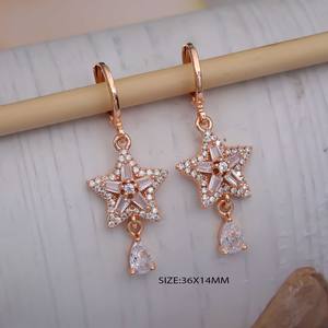 Boucles d'oreilles pendantes classiques en laiton plaqué rhodium or rose, motif étoile, avec cristaux en forme de goutte, pour mariages et soirées - Product Image 1