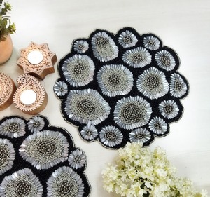 Manteles Individuales Ecológicos Modernos Hechos a Mano con Cuentas, Manteles Individuales Rojos y Dorados para Cubiertos - Product Image 2