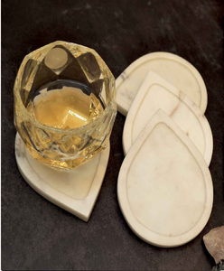 Posavasos redondos hechos de un material de resina/piedra gris y negro con un efecto remolino y jaspeado, acentuado por líneas diagonales doradas - Product Image 5