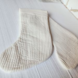 ถุงเท้าผ้าฝ้ายออร์แกนิกสั่งทำพิเศษ สีขาว ตกแต่งลายควิลท์ นุ่ม ระบายอากาศได้ดี เหมาะสำหรับตกแต่งแขวนในเทศกาลอีสเตอร์และคริสต์มาส ขนาดกลาง รูปทรงยาว - Product Image 5