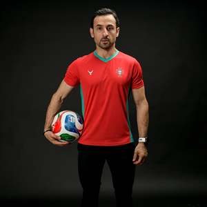 T-shirt sportif pour homme en jersey extensible respirant et écologique, col en V rouge, manches courtes, avec bordure contrastante verte et logo frontal - Product Image 1