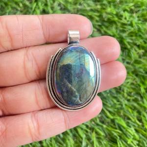 Collier de fiançailles élégant de style vintage pour femmes, pendentif multi-labradorite en argent sterling 925 plaqué or fait main - Product Image 2