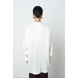 Collezione di camicie oversize da donna con motivo bianco sporco - Product Image 1