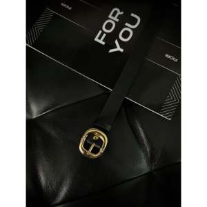 Cinturón Metálico para Mujer con Elegante Hebilla Ovalada Dorada - Product Image 1