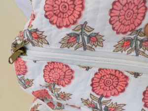 Venta al por mayor de bolsas de hombro de lona de algodón puro con parche acolchado y estampado a mano diseño floral yoga playa bolsas de compras - Product Image 6