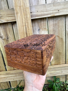 Caja de Pañuelos Decorativa de Madera Tallada con Diseño Floral, Elegante Portapañuelos Hecho a Mano para Espacios de Estar - Product Image 3