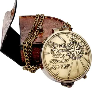Handmade Antique Brass Pocket Compass với nổi tiếng thánh khắc dấu ngoặc kép với trường hợp da cho ngoài trời đi bộ đường dài Navigation sử dụng