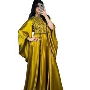 Robe traditionnelle luxueuse en satin doré longueur au sol avec manches évasées dramatiques Tissu soyeux élégant et devant délicat - Product Image 1
