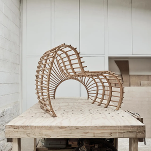 Chaise longue d'extérieur en bois artisanal moderne, design sculptural en osier - Product Image 5