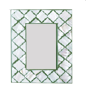 Cadre photo en résine verte habilement fabriqué à la main avec incrustation délicate de jeu de puces en nacre pour un style élégant - Product Image 2