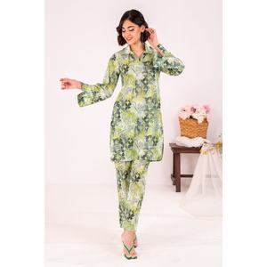 ชุดสูทผ้าลอนพิมพ์ลายสีเขียวสำหรับผู้หญิงแบบ 2 ชิ้น ไม่เย็บติดกัน พร้อมตกแต่งกระดุม - Product Image 3