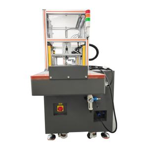 Machine de surmoulage basse pression pour l'électronique automobile et l'emballage de capteurs avec contrôle uniforme de l'injection - Product Image 2