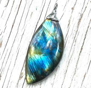 Grand pendentif labradorite style vintage fait à la main pierre naturelle accessoire unisexe superbe bleu flash plaqué or fiançailles - Product Image 2