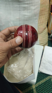 Pelotas de Cricket de Goma de Color Rojo de Alta Calidad con Doble Costura para Práctica |   Balones Oficiales de Alta Resistencia - Product Image 3