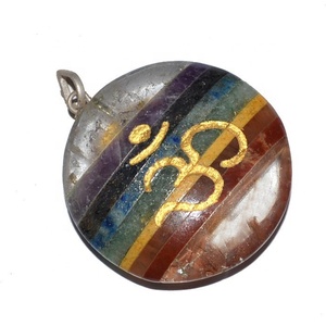 Pendentif de collection artistique en pierre naturelle d'agate sculptée et gravée, style Feng Shui, ensemble des sept chakras, avec cordon en cuir - Product Image 3
