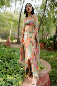 Blouse KOTI en acétate imprimé et ornée de broderies, style occidental fantaisie, avec bas occidental, Fabzone FZBE - Product Image 4