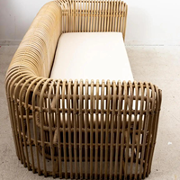 Modernes Handgewebtes Rattan-Sofa - Minimalistisches Boho-Sofa mit Kissen für Innen- und Terrassennutzung