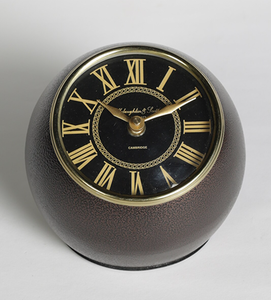 Reloj de mesa de acero contemporáneo y latón Ak, acento moderno para el hogar con atractivo minimalista para escritorios y mesas - Product Image 1