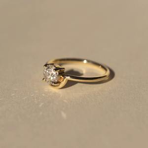 Anillo de compromiso de oro de 18 quilates con diamante de laboratorio de corte redondo de lujo, joyería nupcial elegante para mujer, diseño personalizado, venta al por mayor en línea - Product Image 6