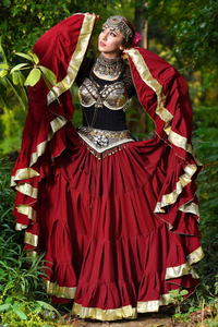 Traje de Danza del Vientre Tribal Fusion, Falda Evase Gitana Color Granate, Choli con Adornos de Espejo, Conjunto con Cinturón de Monedas Antiguas - Product Image 3