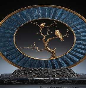 Cadre rond artistique bleu et or avec des oiseaux sur une branche dorée. Disponible à prix de gros. - Product Image 1