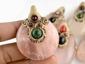 Collar con colgante de cuarzo rosa de arcilla polimérica étnico hecho a mano de diseñador, joyería de boda Unisex, cabujón de cristal curativo, rosa - Product Image 3