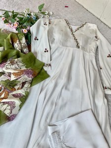 Estilo indio del Sur Tela de seda romana de calidad pesada Color blanco Patrón de manga completa Vestido largo Anarkali con conjunto Dupatta elegante - Product Image 3