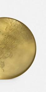 Plateau décoratif rond en métal doré de luxe avec calligraphie arabe gravée, élégant plateau de service pour la décoration de table à la maison - Product Image 4