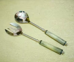 ช้อนและส้อมตักสลัดไม้พร้อมด้ามพิมพ์เคลือบขนาดมาตรฐานที่กำหนดเองได้ - Product Image 4