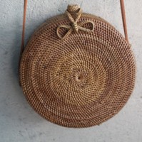 Sac demi-lune bohème pour femme avec lettres et nœuds décoratifs en paille et rotin, fermeture auto-agrippante