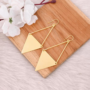 Fabricante de Pendientes Colgantes de Latón Chapado en Oro con Logotipo Personalizado, Joyería Personalizada, Pendientes de Diseñador de Latón de Alta Calidad, Pedido al por Mayor - Product Image 3