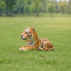 Escultura de Resina de Tigre Cubo Realista Personalizada, Lindo Tigre Bebé Acostado en el Césped, Figura de Animal Realista Hecha a Mano con Pelaje Rayado - Product Image 3