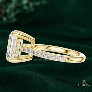 Anillo de Diamantes con Corte Esmeralda Refinado, Piedra Central con Corte Escalonado, Delicado Engaste de Puntas, Diamantes Pavé Bajo la Galería y Anillo Atemporal - Product Image 6