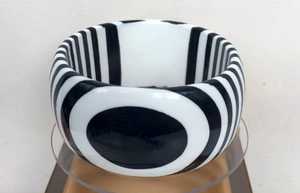 Brazalete Acrílico de Resina Vintage para Mujer, Brazalete Multicolor en Blanco y Negro, Diseño Cuadrado Irregular Ancho para Regalos, Aniversarios - Product Image 2