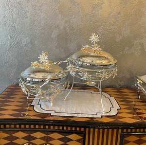 Ensemble de 2 plats chauffants en métal de luxe avec couvercle, support floral fait à la main en argent et or, buffet de mariage, chauffe-plats, traiteur, hôtel, utilisation en fête - Product Image 1