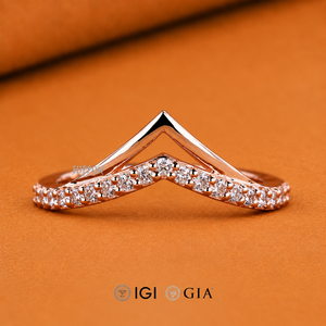 Anillo de Boda con Diamante Cultivado en Laboratorio de 0.24 TW, Anillo Apilable en Forma de V, Anillo Chevron a Juego, Anillo de Boda Curvo para Mujer - Product Image 1