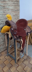 Silla de Montar Premium de Cuero Genuino Hecha a Mano, de Diseño, Duradera y Cómoda, para Carreras, Estilo Western, Inglés, para Caballos, de Madera, Fibra de Vidrio y Plástico - Product Image 3