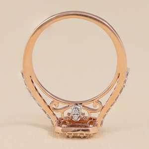 แหวนหมั้นเพชรทรงเอเมอรัลด์คัท ประดับเพชรทรงบาแกตต์และทรงกลม LR1066 - Product Image 5