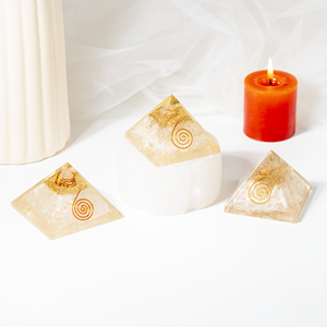 Pyramide de guérison en sélénite naturelle premium avec pointe de cristal pour la méditation et la décoration - Product Image 1