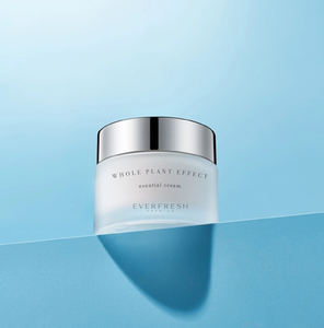 La crema de día blanqueadora ligera e hidratante ilumina la piel y reduce las manchas oscuras para uso diario - Product Image 2