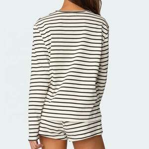 Ensemble décontracté 2 pièces sur mesure pour femme, t-shirt et short, disponible à prix avantageux - Product Image 6