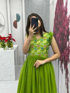 Robe évasée verte de créateur, Collection de robe Navratri, robe rose traditionnelle, robe prête à porter, robe Anarkali verte - Product Image 2