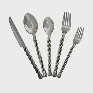 Ensemble de couverts vintage luxueux en acier inoxydable au design élégant, parfait pour les repas royaux et les occasions spéciales - Product Image 2